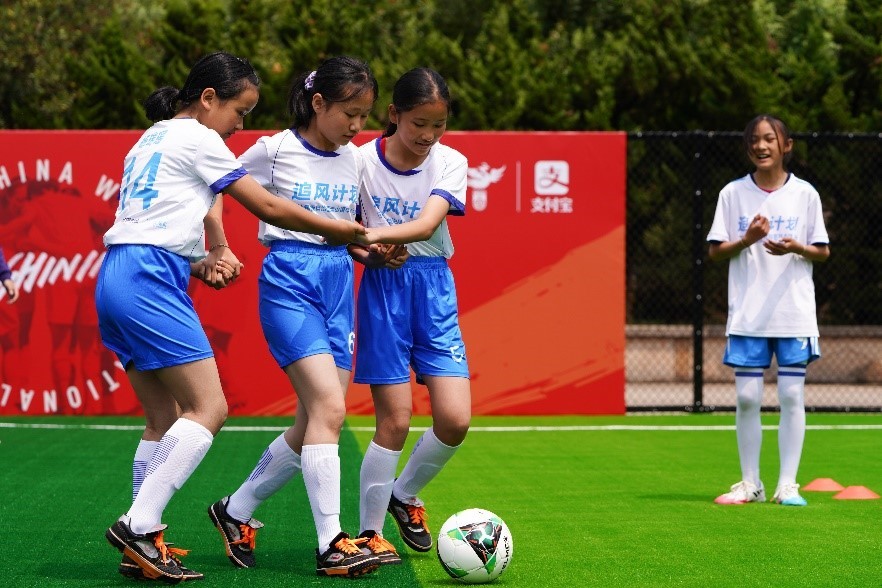 爱博体育-云南女足球员团结一心，共同追求胜利荣誉